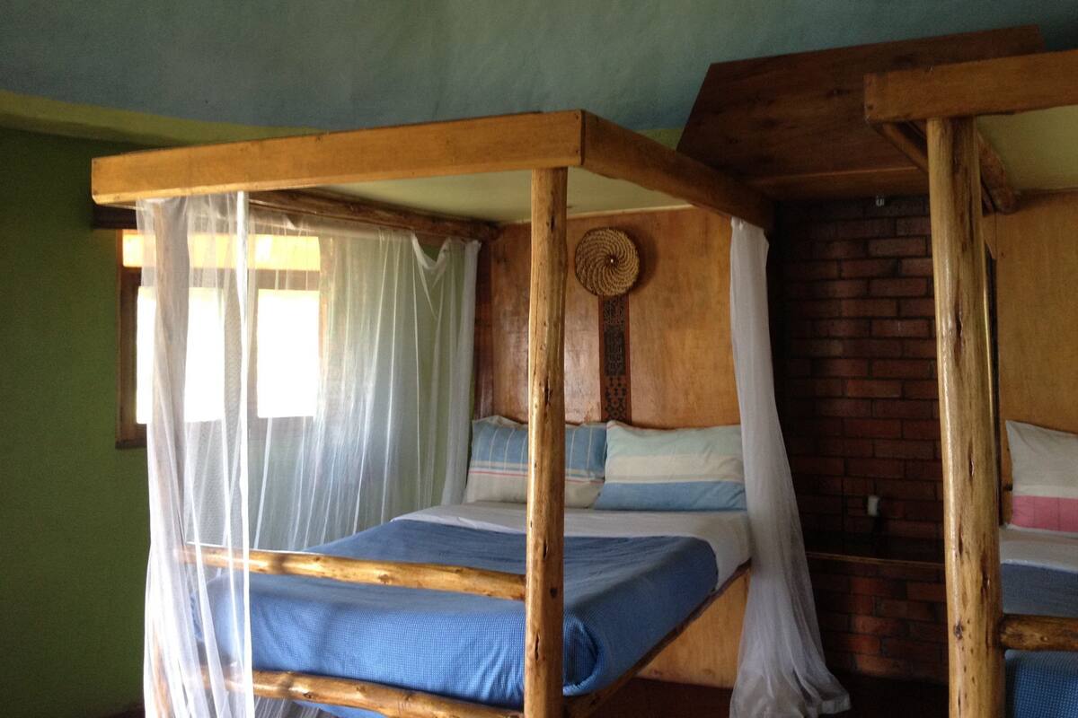 Twin kamer | Een bureau, gratis babybedden, gratis wifi, beddengoed