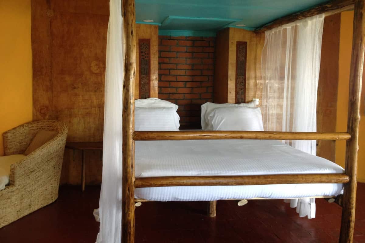 Tweepersoonskamer | Een bureau, gratis babybedden, gratis wifi, beddengoed