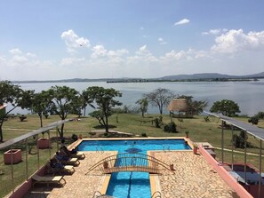 Una piscina al aire libre