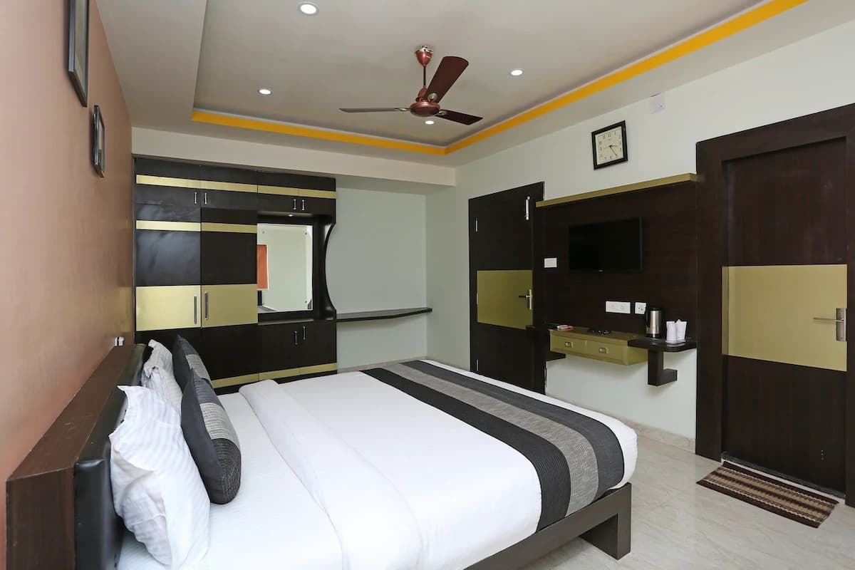 Deluxe Double Room | In-room safe, iron/ironing board