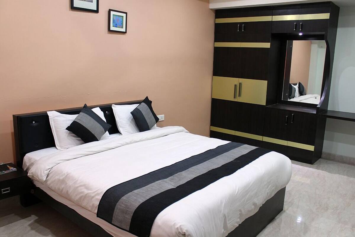 In-room safe, iron/ironing board