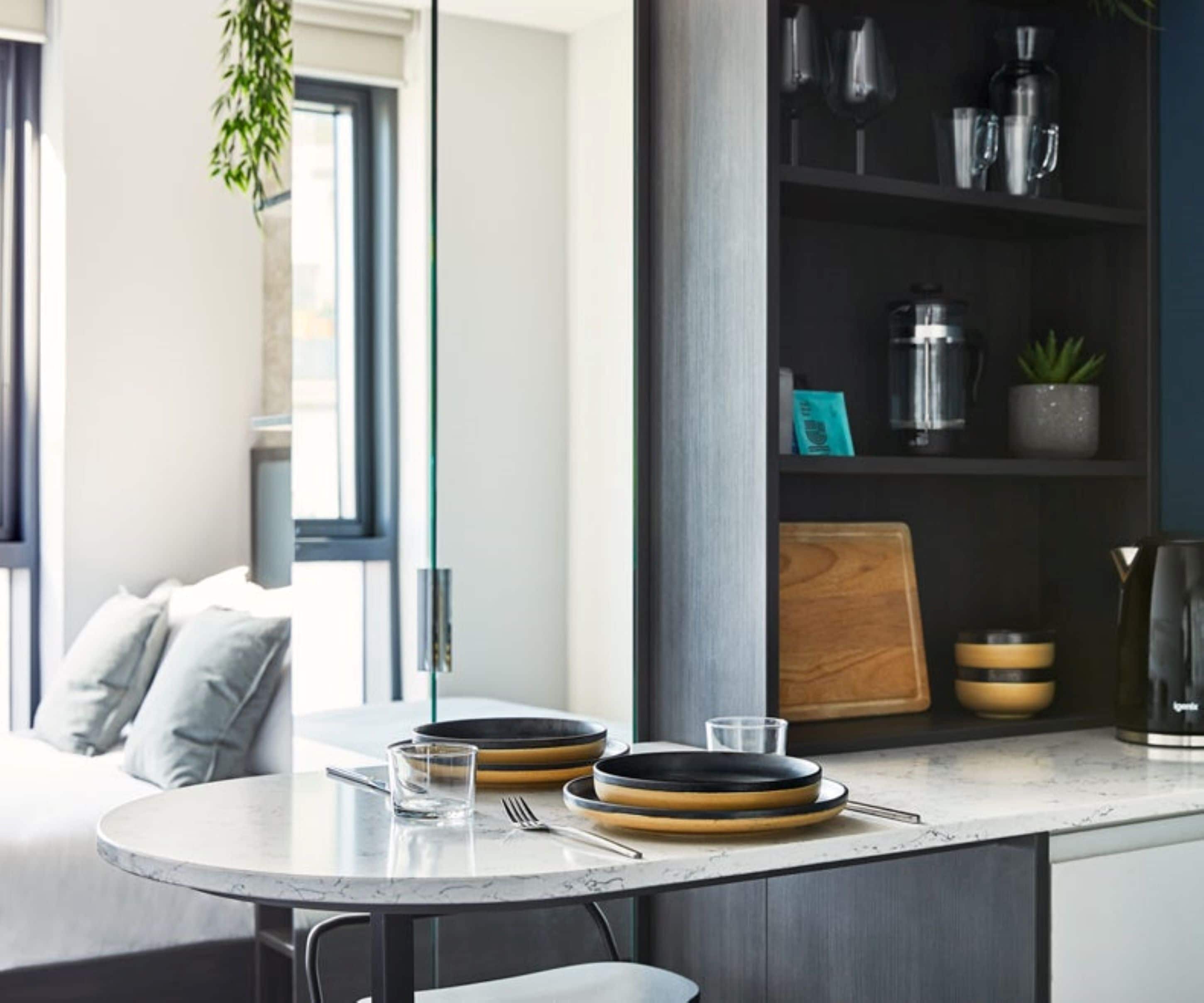 Refrigerador, parrilla de estufa, cafetera y tetera y tetera eléctrica 