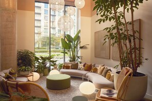 Coin salon dans le hall