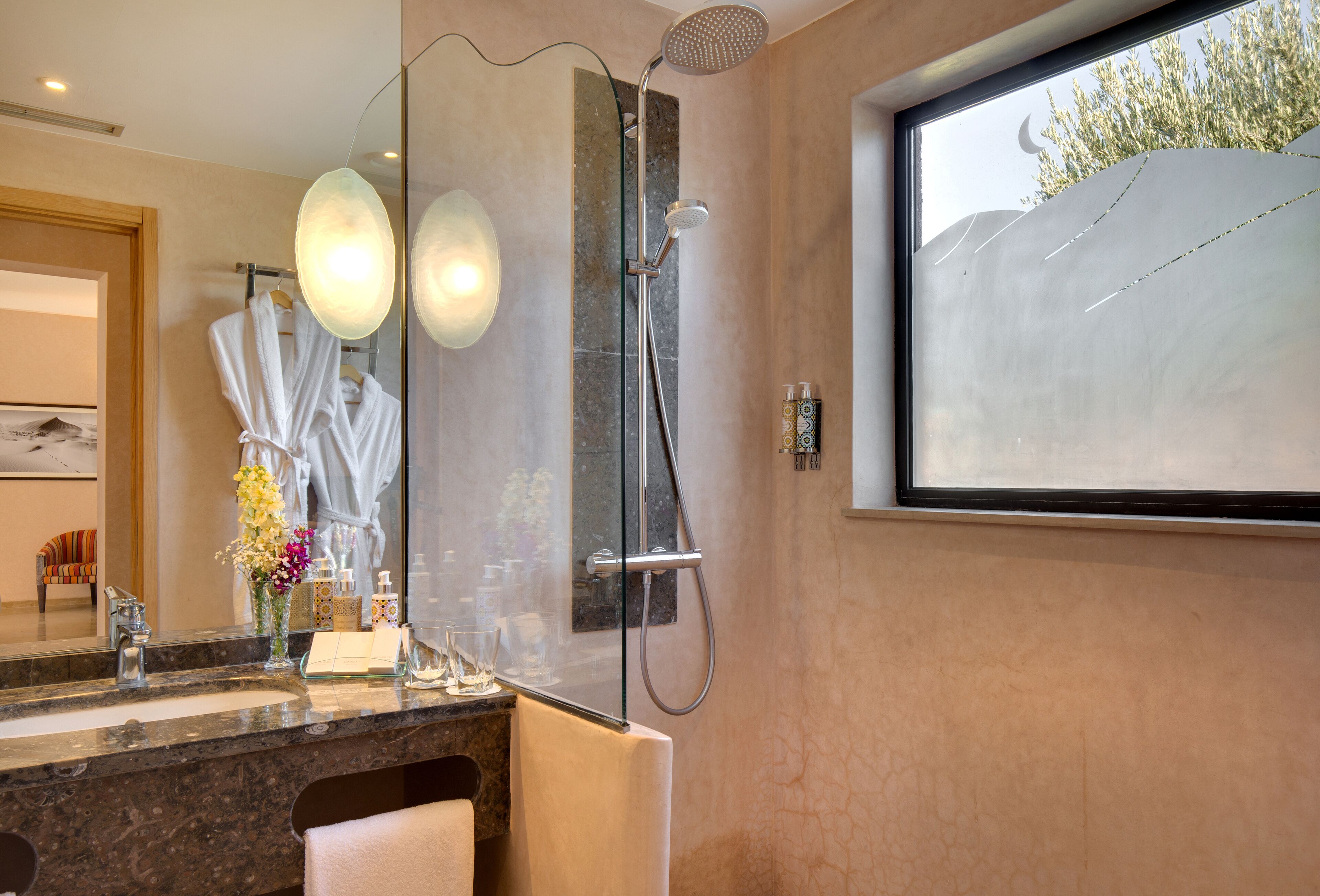 shower, rainfall showerhead, free toiletries, hair dryer