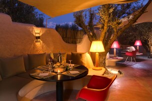 Breakfast, lunch, dinner served; local and international cuisine