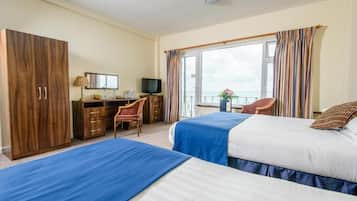 Tabla de planchar con plancha y ropa de cama