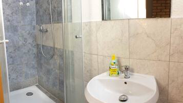 Apartment | Badezimmer | Dusche, Haartrockner