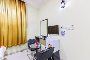 Standard Double or Twin Room | Living room | Flat-screen TV - Super OYO 107 Ras Al Hadd Waves Hotel (Al Hadd)