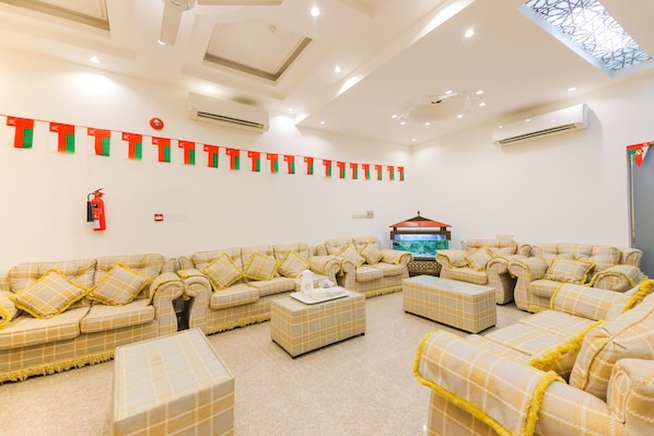 Lobby sitting area - Super OYO 107 Ras Al Hadd Waves Hotel (Al Hadd)