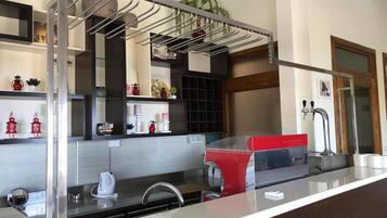 Bar (trong khuôn viên)
