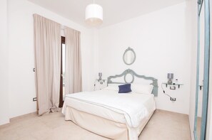 Habitación triple | Ropa de cama de alta calidad y edredón
