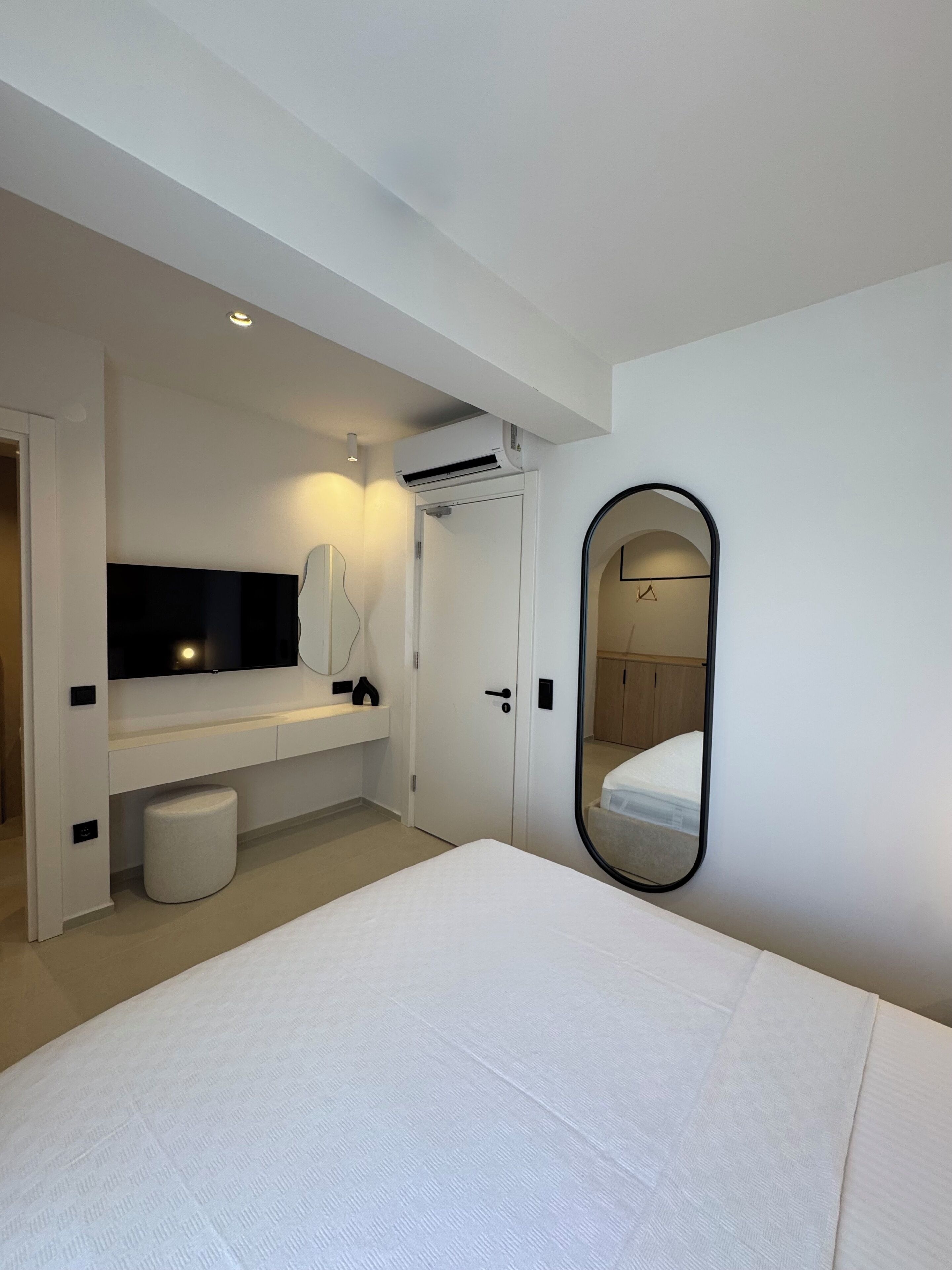 standard double room | 1 bedroom, minibar, desk, laptop workspace