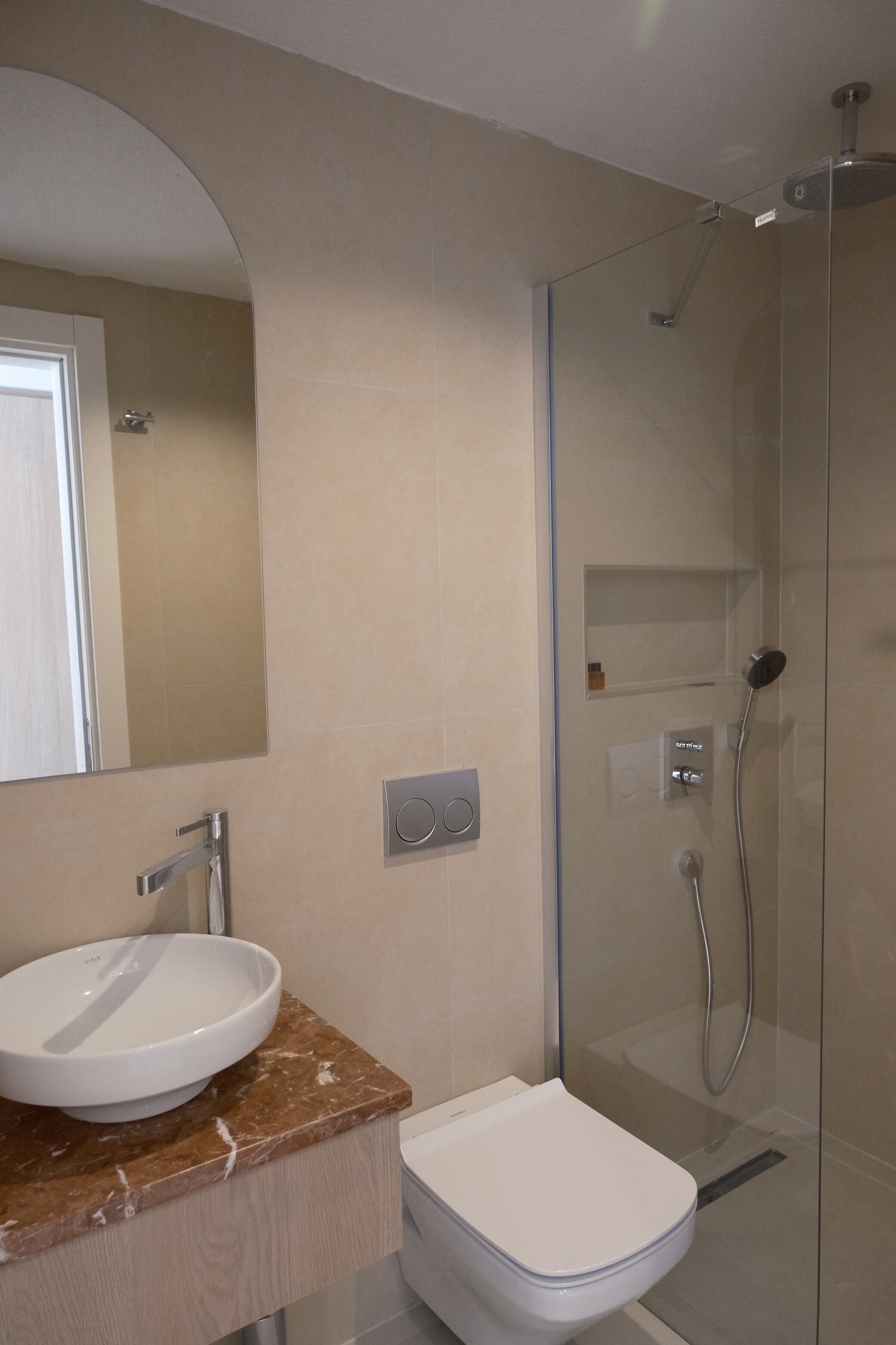 standard double room, partial sea view | bathroom | shower, rainfall showerhead, free toiletries, hair dryer