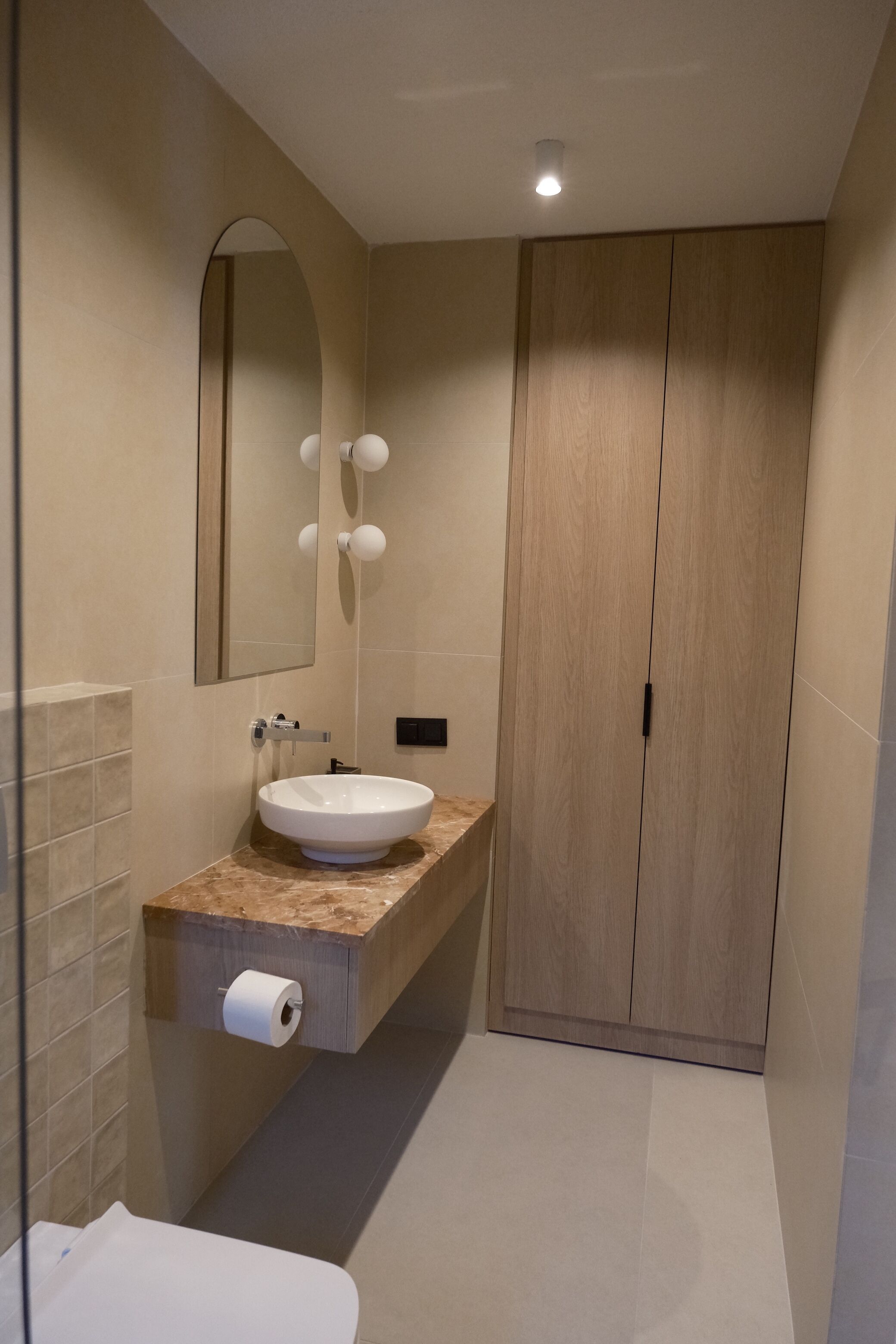standard double room | bathroom | shower, rainfall showerhead, free toiletries, hair dryer