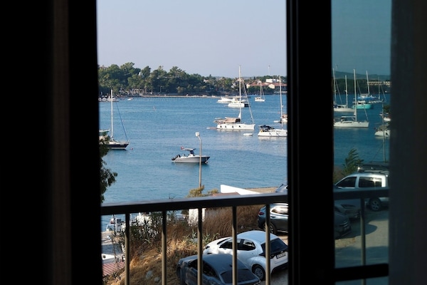 Superior Üç Kişilik Oda, Deniz Manzaralı | 1 yatak odası, minibar, masa, dizüstü bilgisayar çalışma alanı