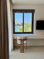 Habitación triple superior, vista al mar | 1 habitación, minibar, escritorio y espacio para trabajar con laptop 