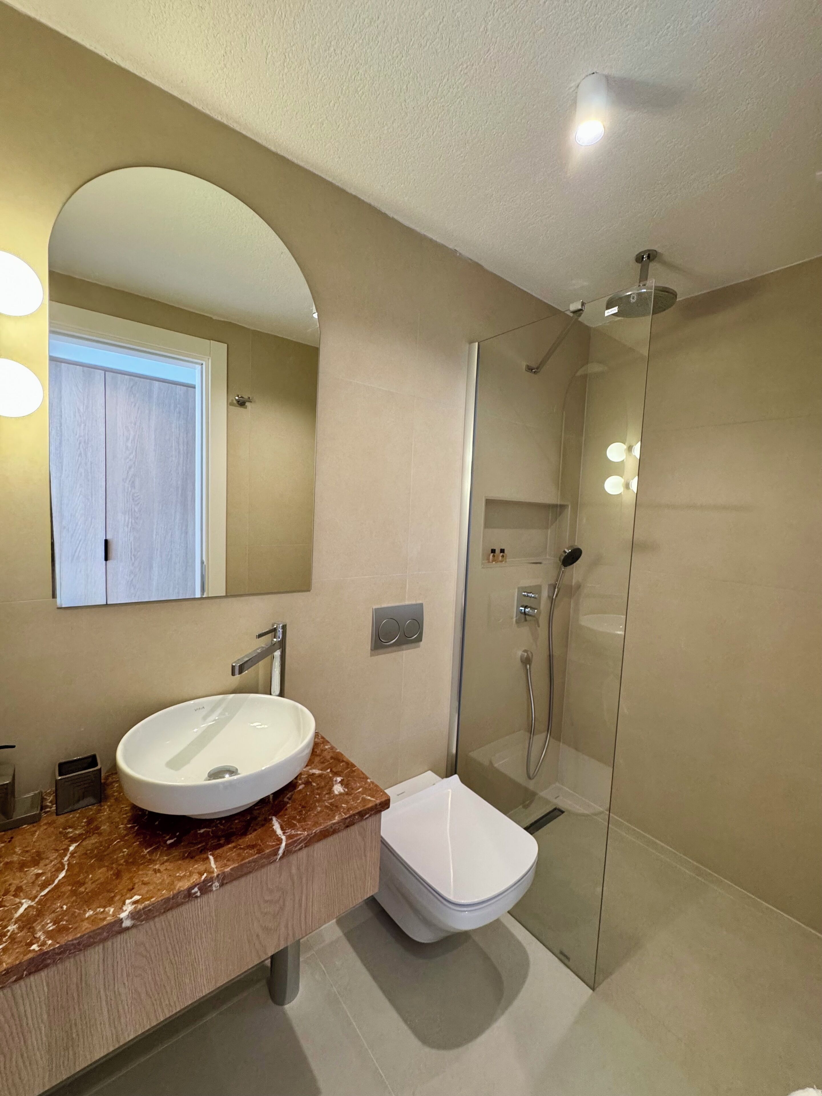 standard double room, partial sea view | bathroom | shower, rainfall showerhead, free toiletries, hair dryer