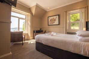 Quarto casal luxo, vista para o mar | Ferros/tábuas de passar roupa, Wi-Fi de cortesia, roupa de cama