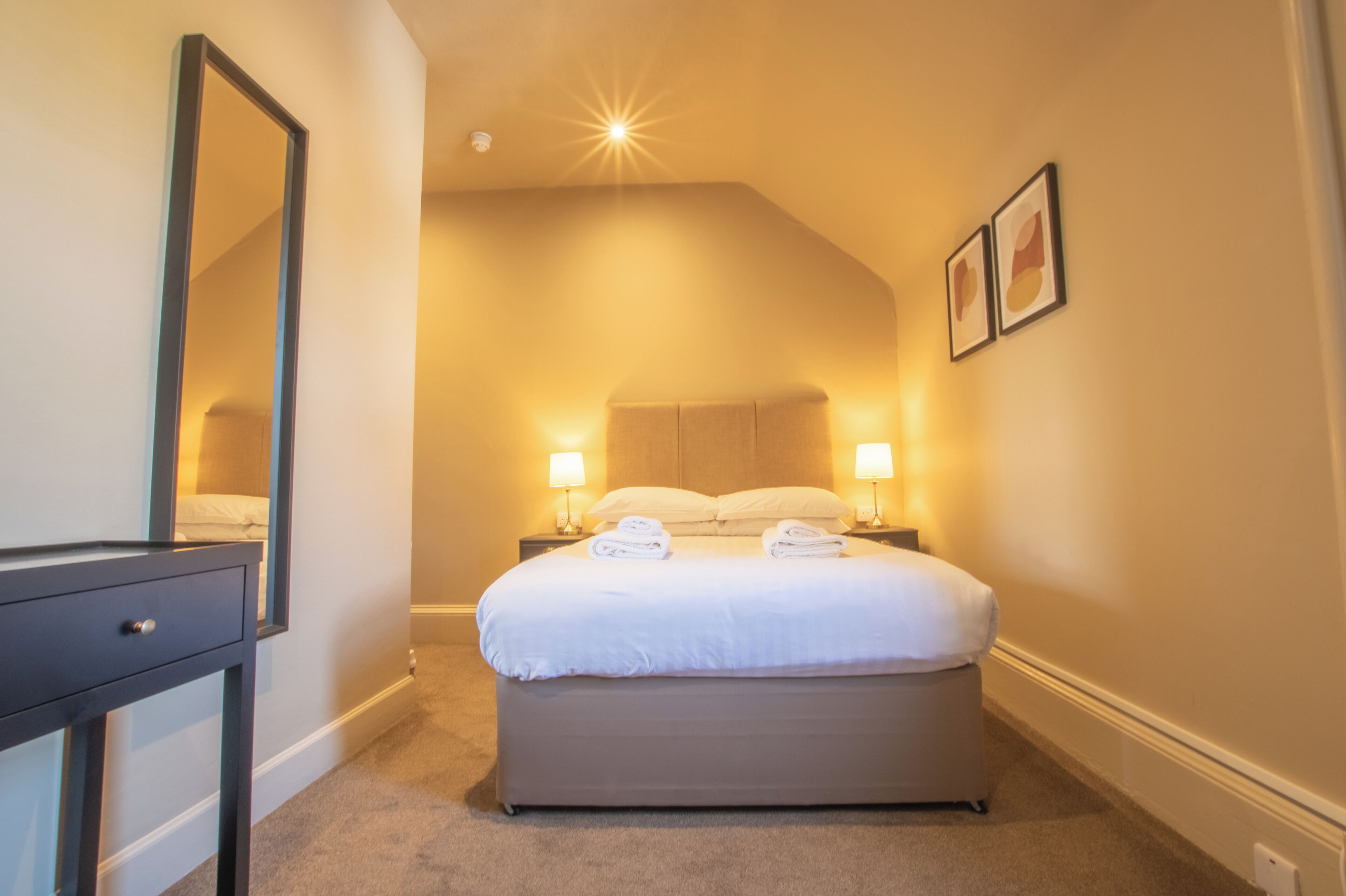 Tabla de planchar con plancha, wifi gratis y ropa de cama 