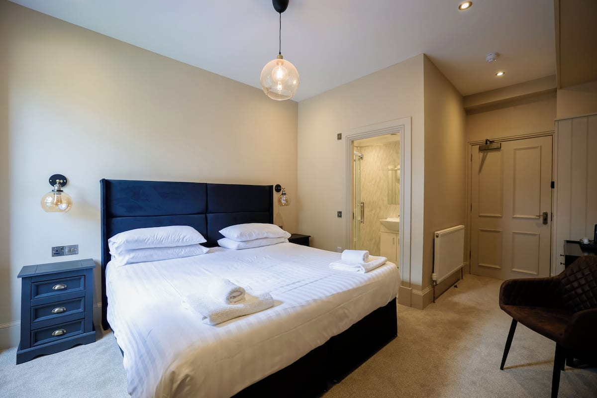 Tabla de planchar con plancha, wifi gratis y ropa de cama