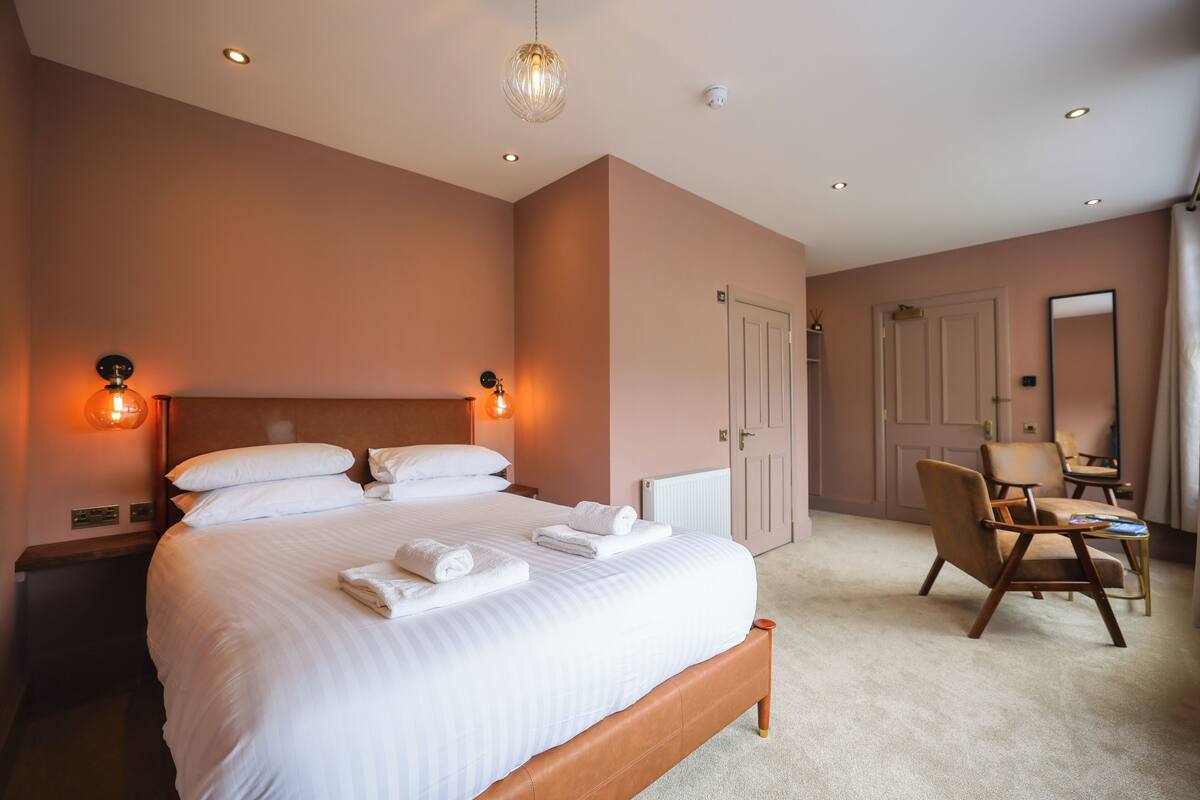 Tabla de planchar con plancha, wifi gratis y ropa de cama