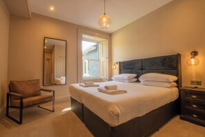 Habitación clásica doble, 1 cama de matrimonio grande | Tabla de planchar con plancha, wifi gratis, ropa de cama