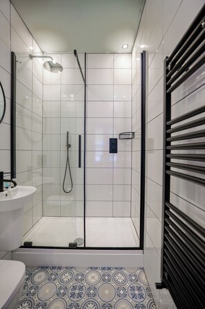 Deluxe Room, 1 King Bed | Bathroom | Shower, free toiletries, hair dryer, towels