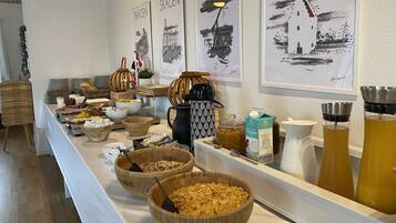 Free daily buffet breakfast