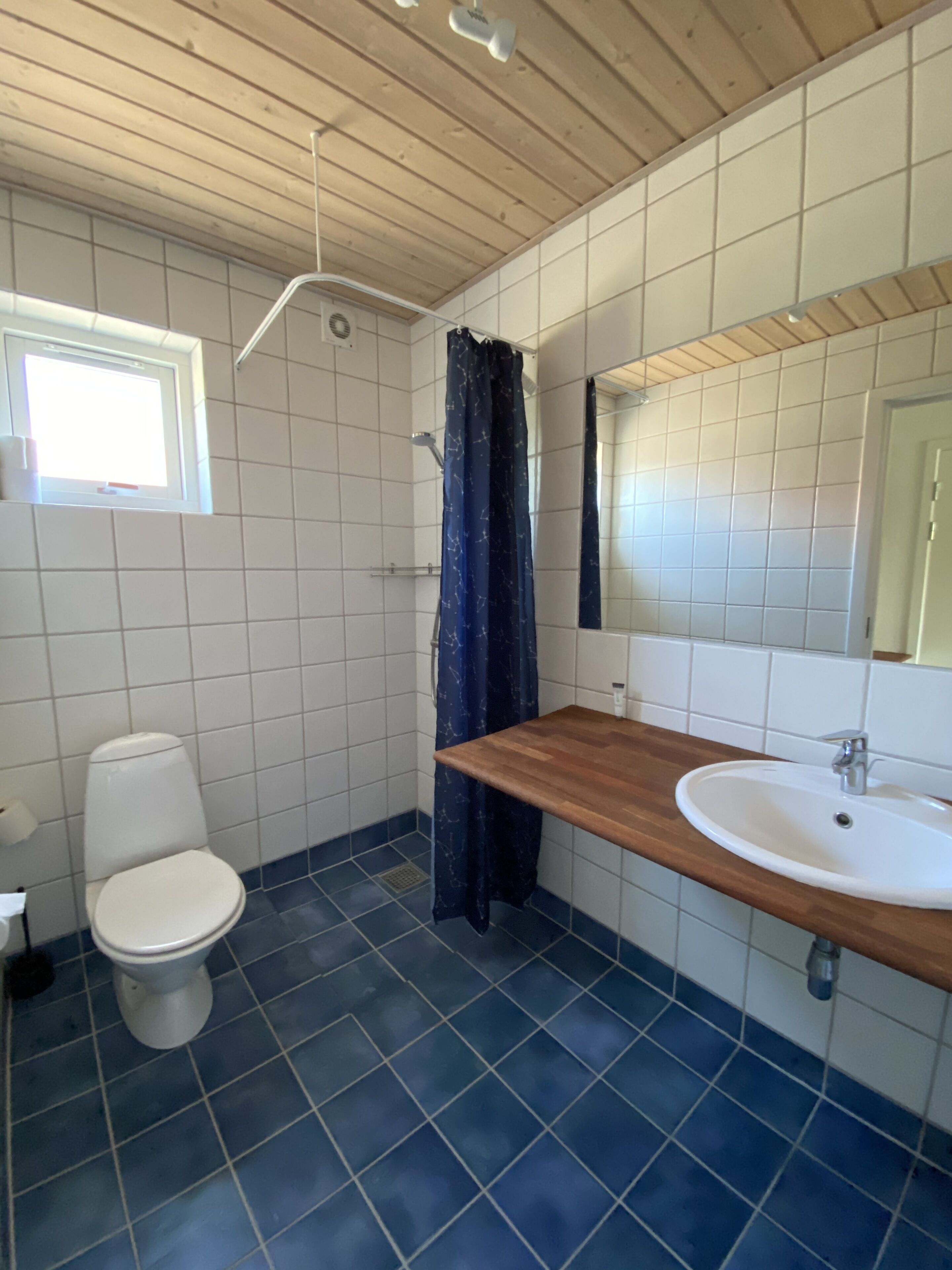 family room, 2 bedrooms, refrigerator | bathroom | free toiletries, towels, soap, shampoo