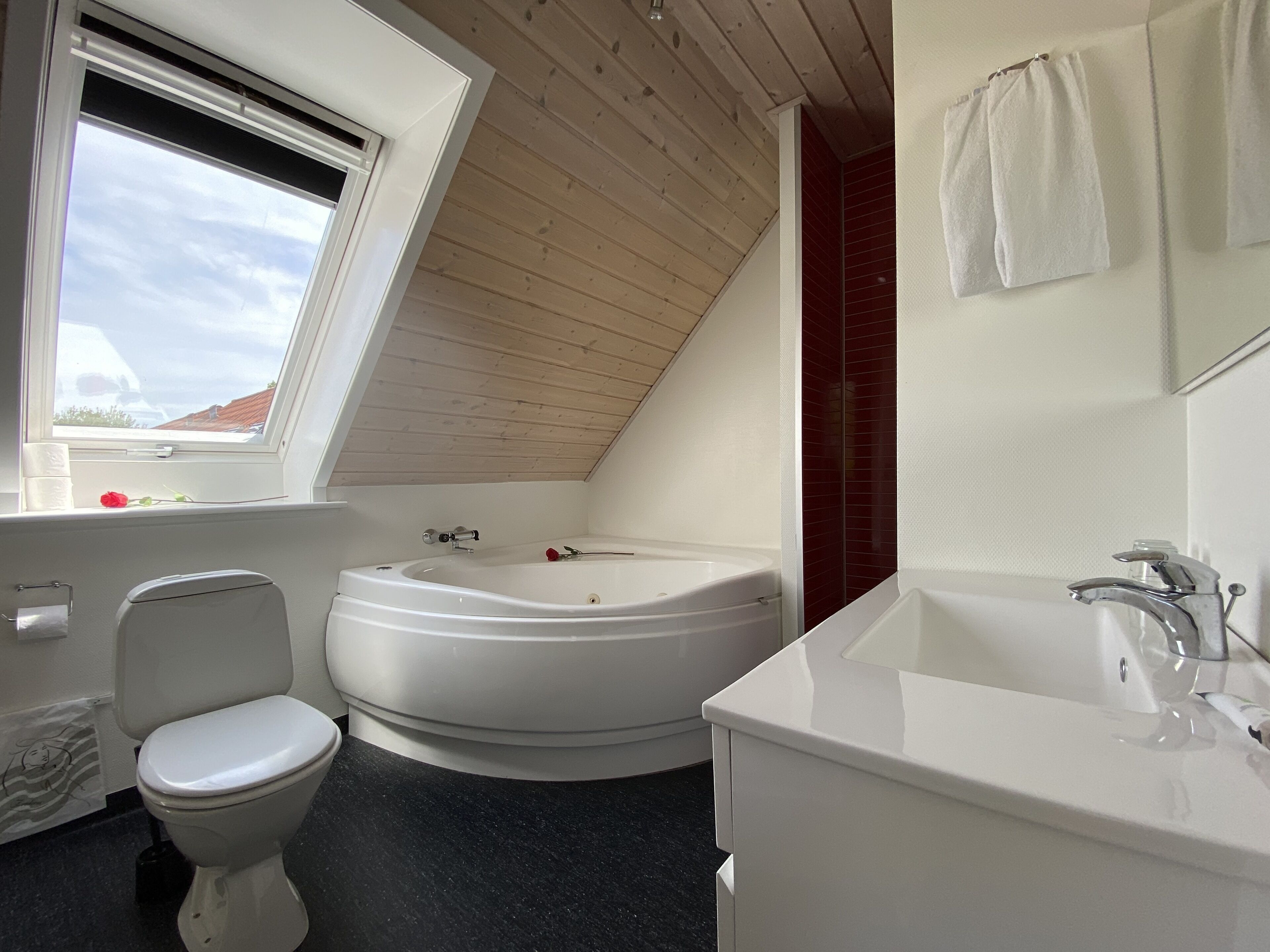 suite, 1 bedroom, jetted tub | bathroom | free toiletries, towels, soap, shampoo