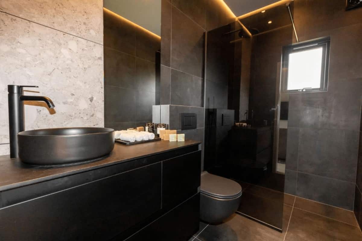 apartment with mountain view | bathroom | shower, free toiletries, hair dryer, bathrobes