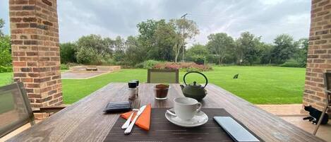 Petit-déjeuner, déjeuner et dîner servis sur place