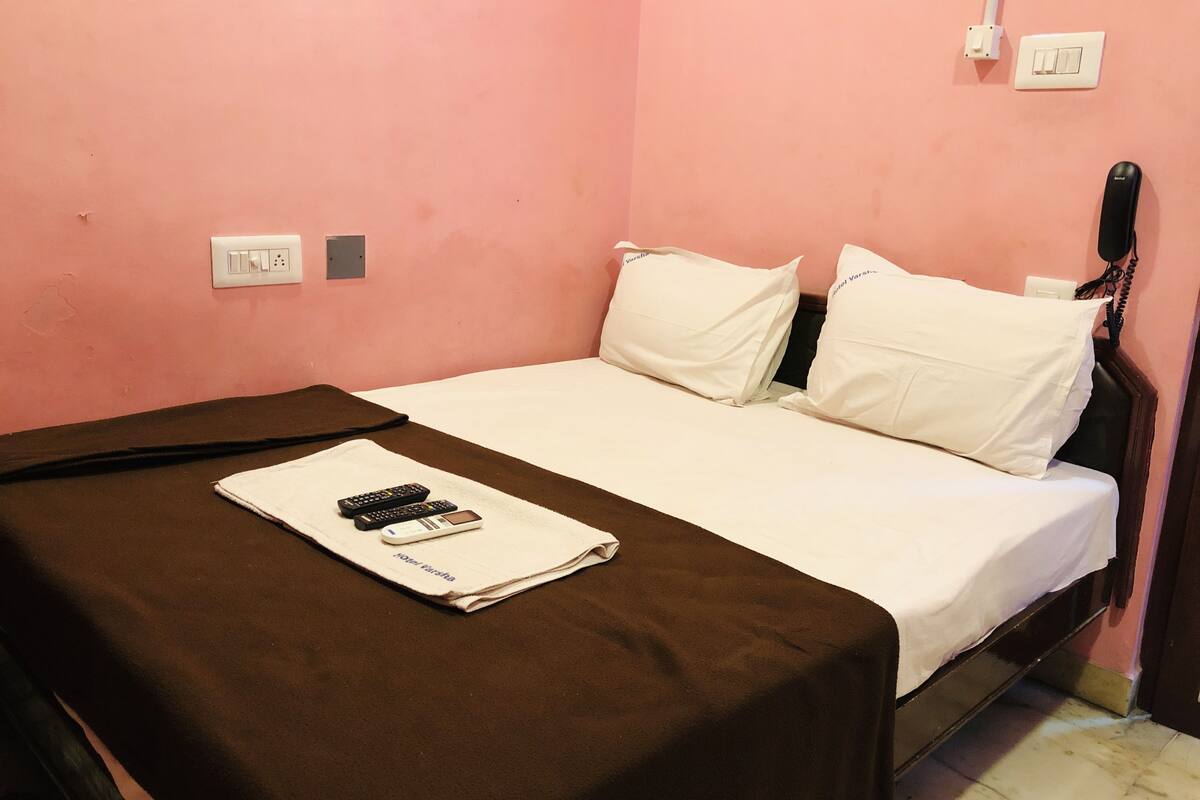 Ropa de cama hipoalergénica y caja de seguridad en la habitación