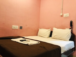 Ropa de cama hipoalergénica y caja de seguridad en la habitación