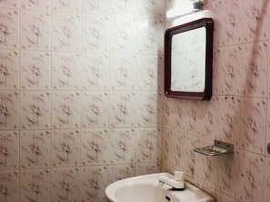 Ducha, artículos de tocador gratuitos, toallas