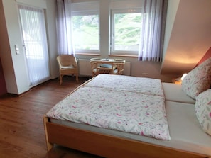 Habitación doble Confort (Falklay) | Wifi gratis y ropa de cama 