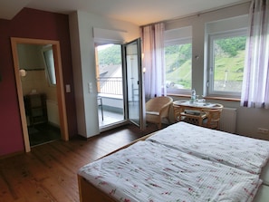Habitación doble Confort (Falklay) | Wifi gratis y ropa de cama 