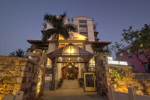 施設の正面 (日没後)