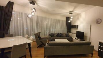 Apartamento família | Área de estar | TV LED 155 polegadas com canais via satélite, TV, Netflix