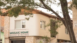 A building with a sign reading "Mosaic Home Hostel & Garden". - Mosaic Home - Hostel (Tirana)