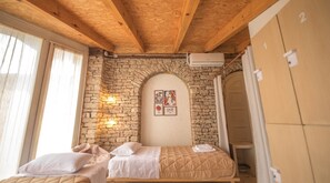 Down comforters, memory foam beds, individually decorated - Mosaic Home - Hostel (Tirana)