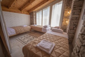 Slaapzaal (1 bed in 4 bed dorm) | Donsdekens, bedden met traagschuimmatrassen, individueel gedecoreerd