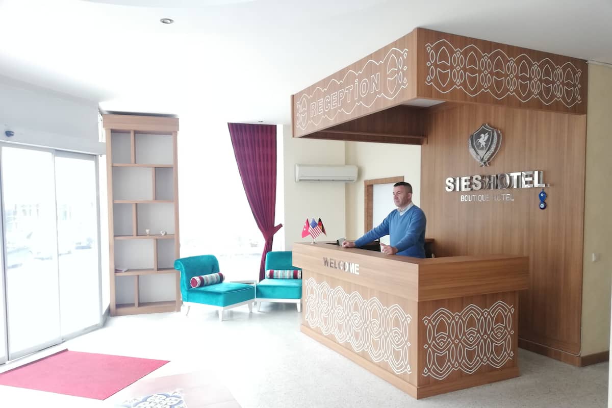 Habitación básica, 1 cama matrimonial, vista a la ciudad | Escritorio y wifi gratis