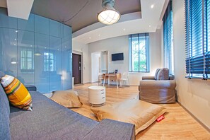 Tabla de planchar con plancha, wifi gratis y ropa de cama 