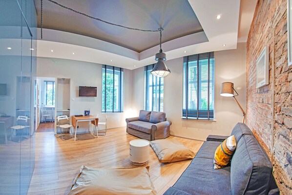 Tabla de planchar con plancha, wifi gratis y ropa de cama 