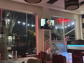 100-inch flat-screen TV with cable channels, streaming services - HOTEL ELİTE (Batumi)