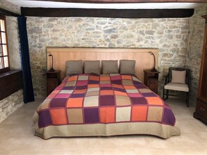 Panoramic Triple Room | Individually decorated, individually furnished, desk, blackout drapes - Week end en Provence - Chambres d'hotes (Comps)