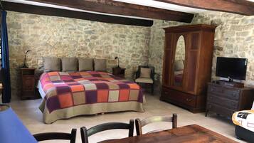 Habitación triple panorámica | Decoración personalizada, muebles diferentes y escritorio