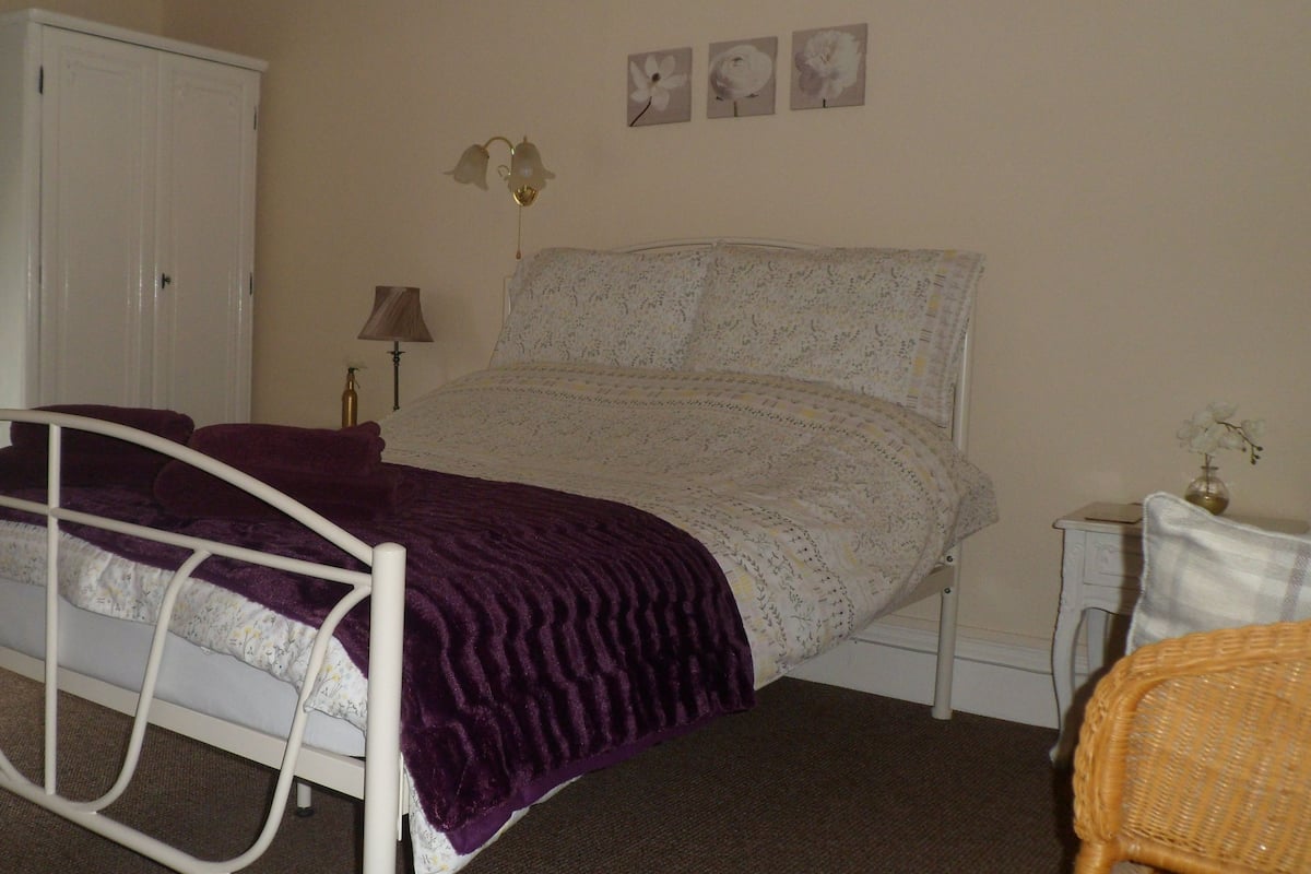 Quarto casal (with Private Bathroom) | 1 quarto, Wi-Fi de cortesia