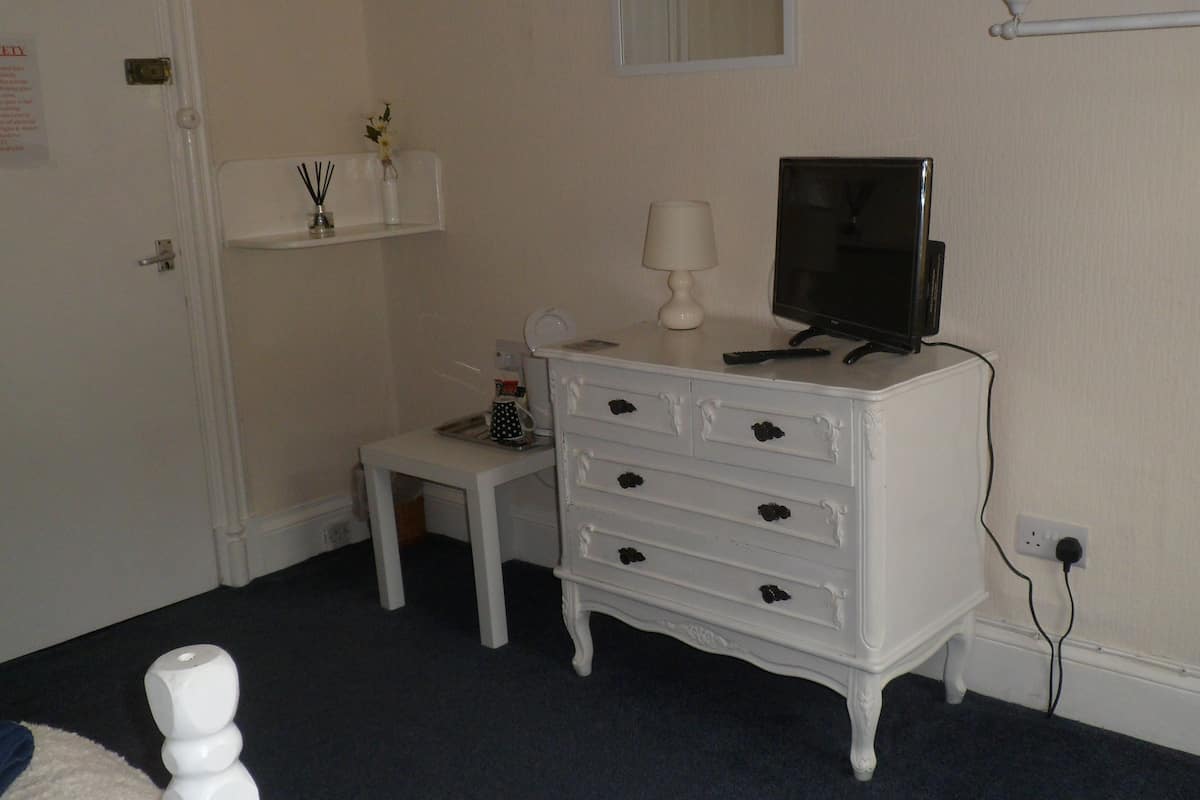 Quarto solteiro (with Bathroom) | 1 quarto, Wi-Fi de cortesia